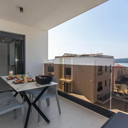 23 A Heated Pool Apartamento Trogir