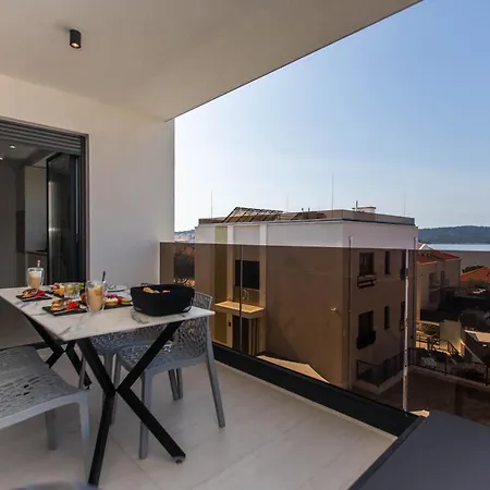 23 A Heated Pool Apartamento Trogir