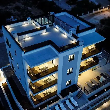 23 A Heated Pool تروغير