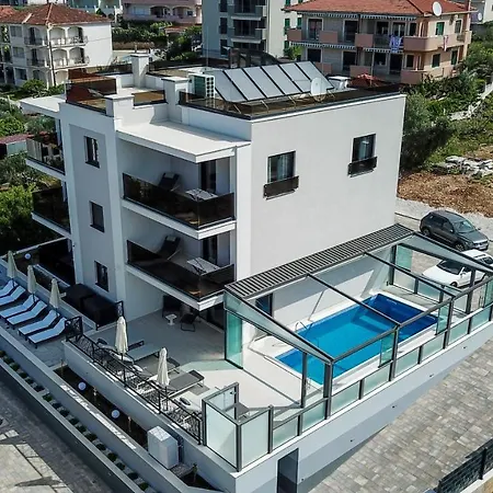 Apartman 23 A Heated Pool Trogir