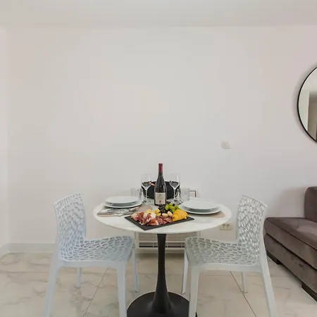 Apartman 23 A Heated Pool *