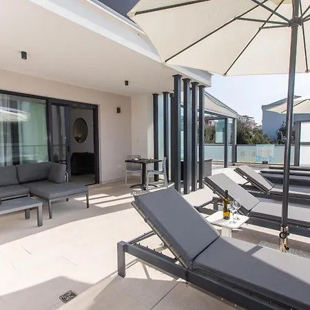 Apartman 23 A Heated Pool Trogir