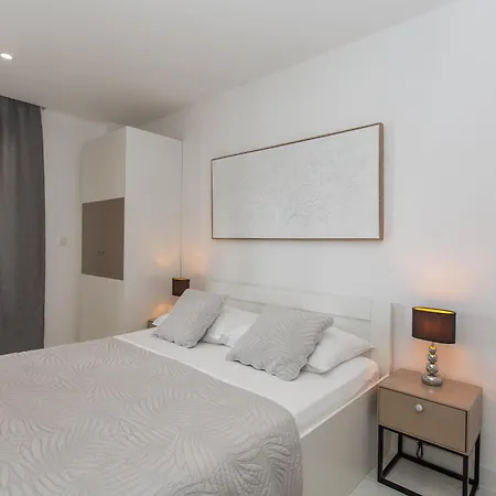 23 A Heated Pool Apartman