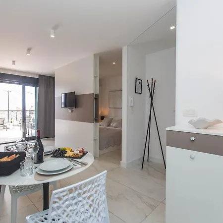 Apartman 23 A Heated Pool *