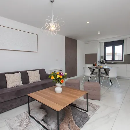 Apartman 23 A Heated Pool *